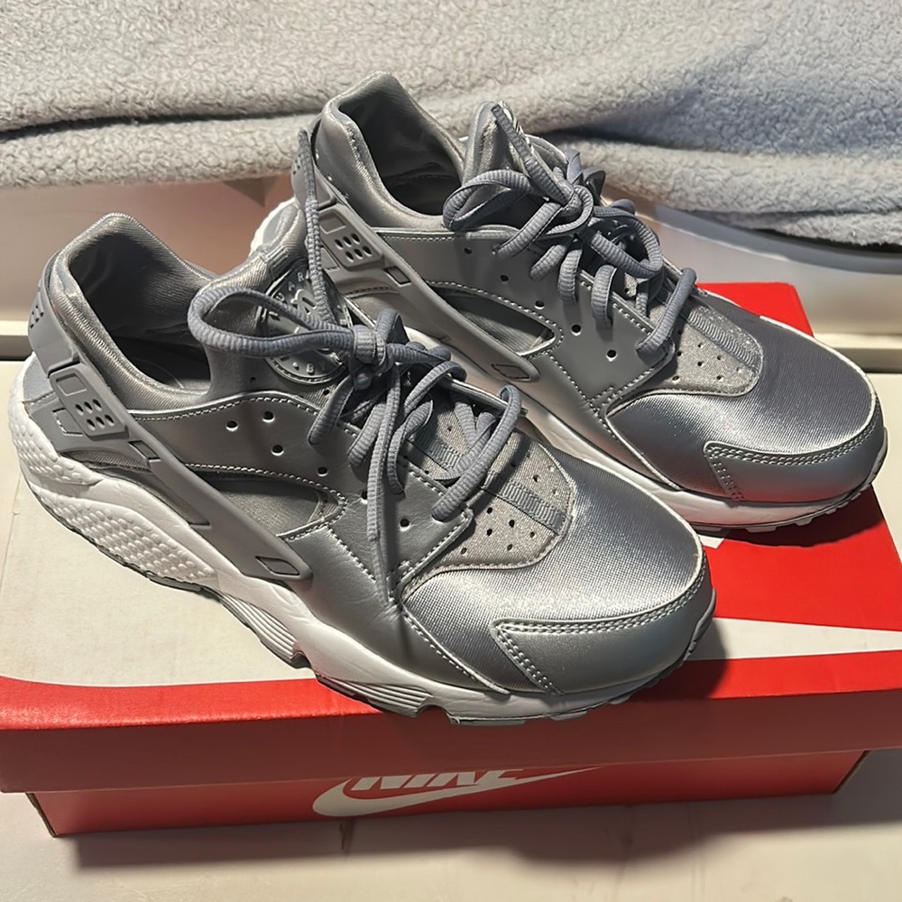 Nike Air Huarache Run SE, size: women’s 8.5, color: silver/matte/silver